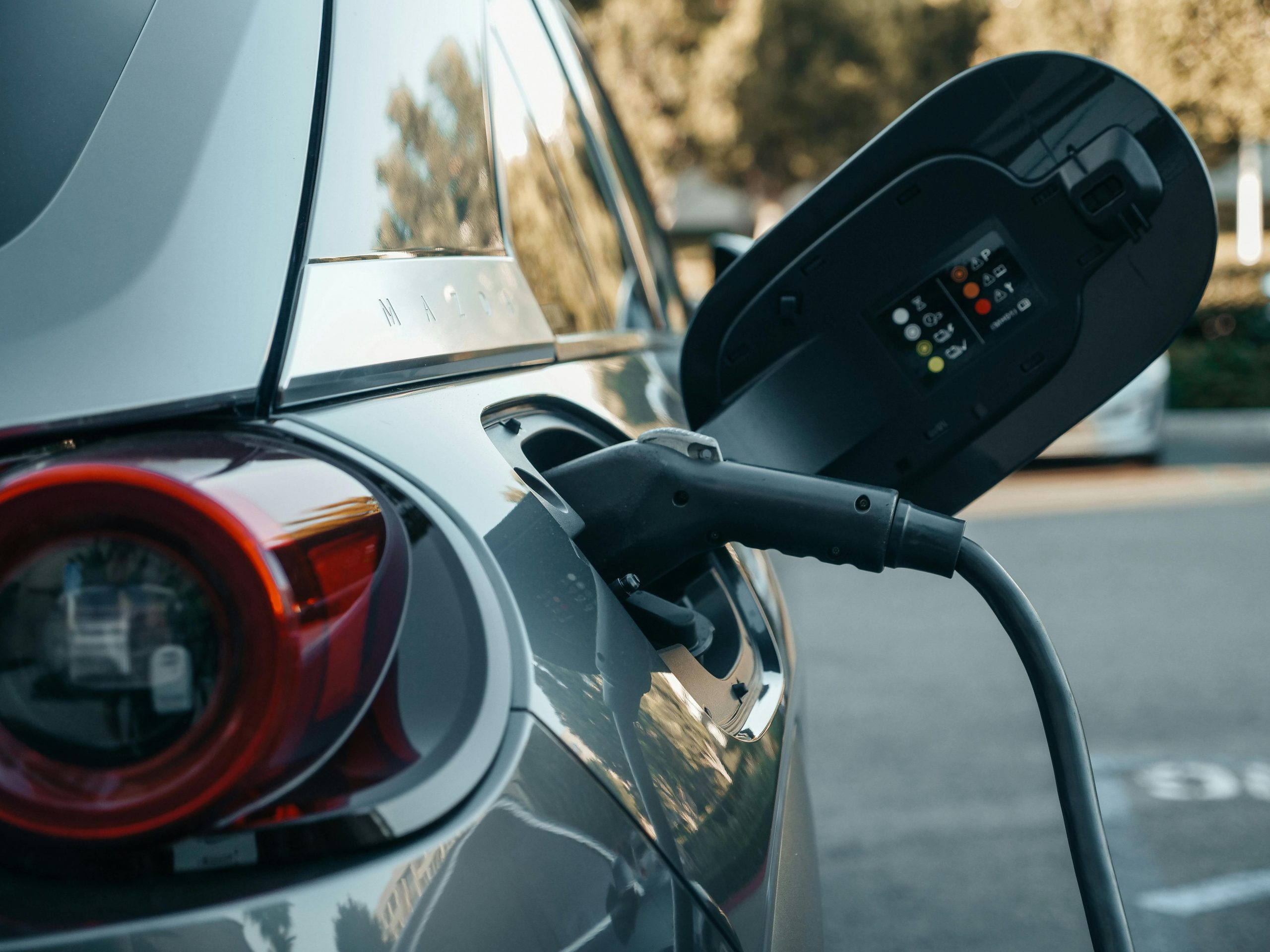 Charging your Electric Vehicle with Solar Panel Energy in Edinburgh